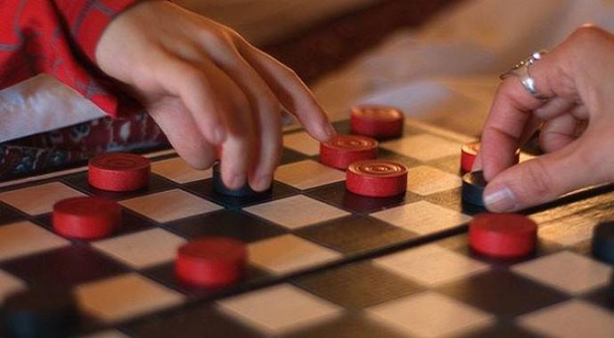 Правила игры в шашки ходы дамкой